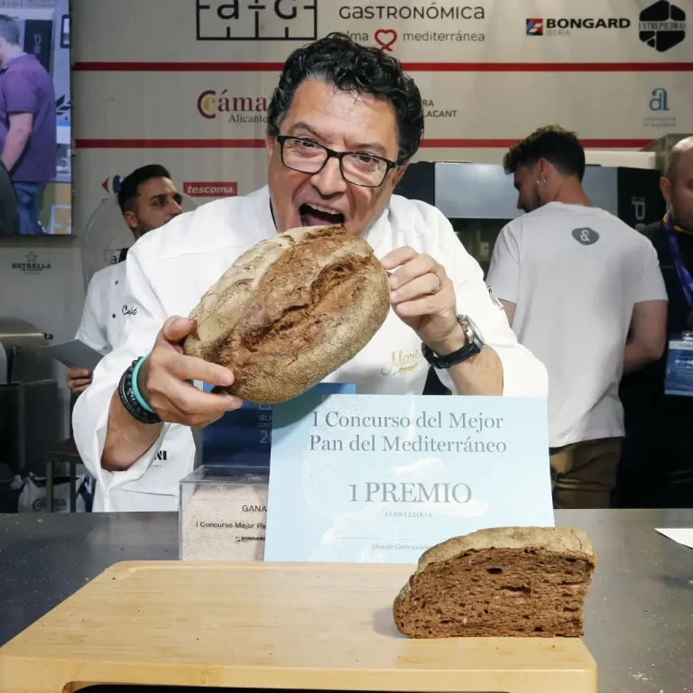 Carlos Mariu con pan grande y sonriendo, tras lograr el primer premio en el Concurso al Mejor Pan del Mediterráneo con Harina de Algarroba