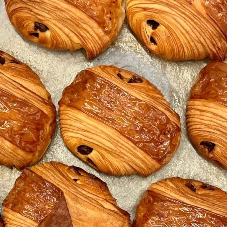 Croissant cortado, mostrando una miga aireada y dorada.