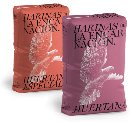Sacos de harina LA ENCARNACION de color anaranjado y rosa con gráficos de paloma textos descriptivos.
