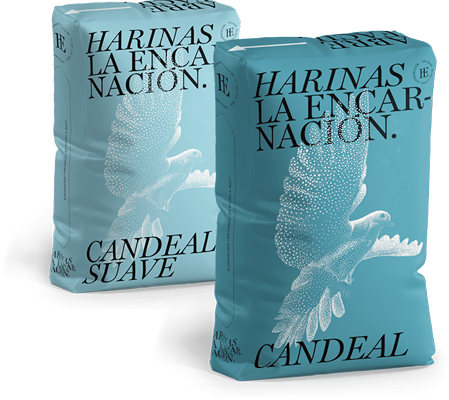 Sacos de harina Candeal con una paloma y el nombre "La Encarnación" en la parte frontal.