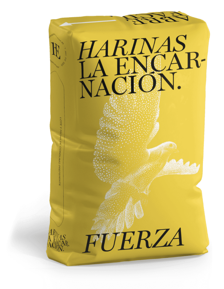 Saco amarillo de HARINAS LA ENCARNACION con el diseño de un PALOMA diseñada con  granos de harina y  texto en negro que dice "Fuerza". 