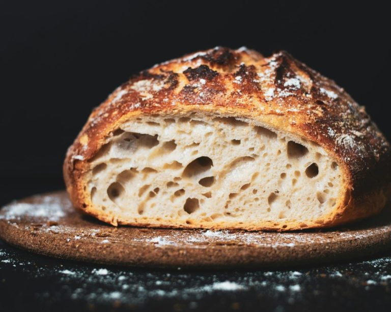 Producto de Bollería: Roscón de Reyes con almendras, frutas confitadas y azúcar.